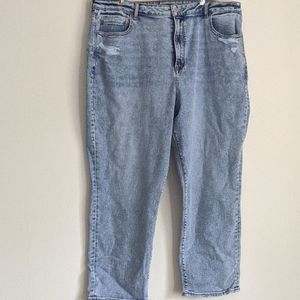 Distressed Light Wash American Eagle Mom Jeans 🦅